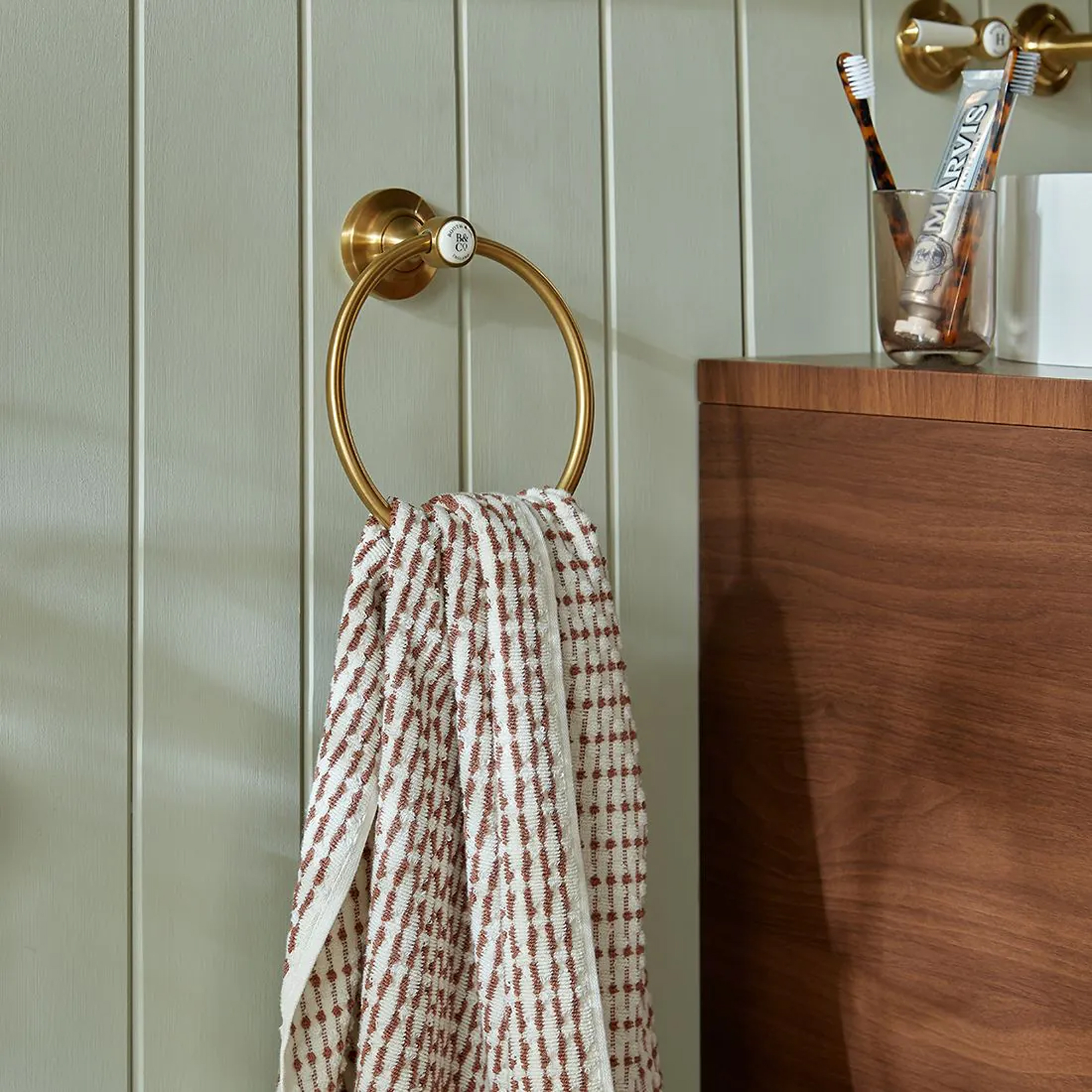 Booth & Co Axbridge Towel Ring